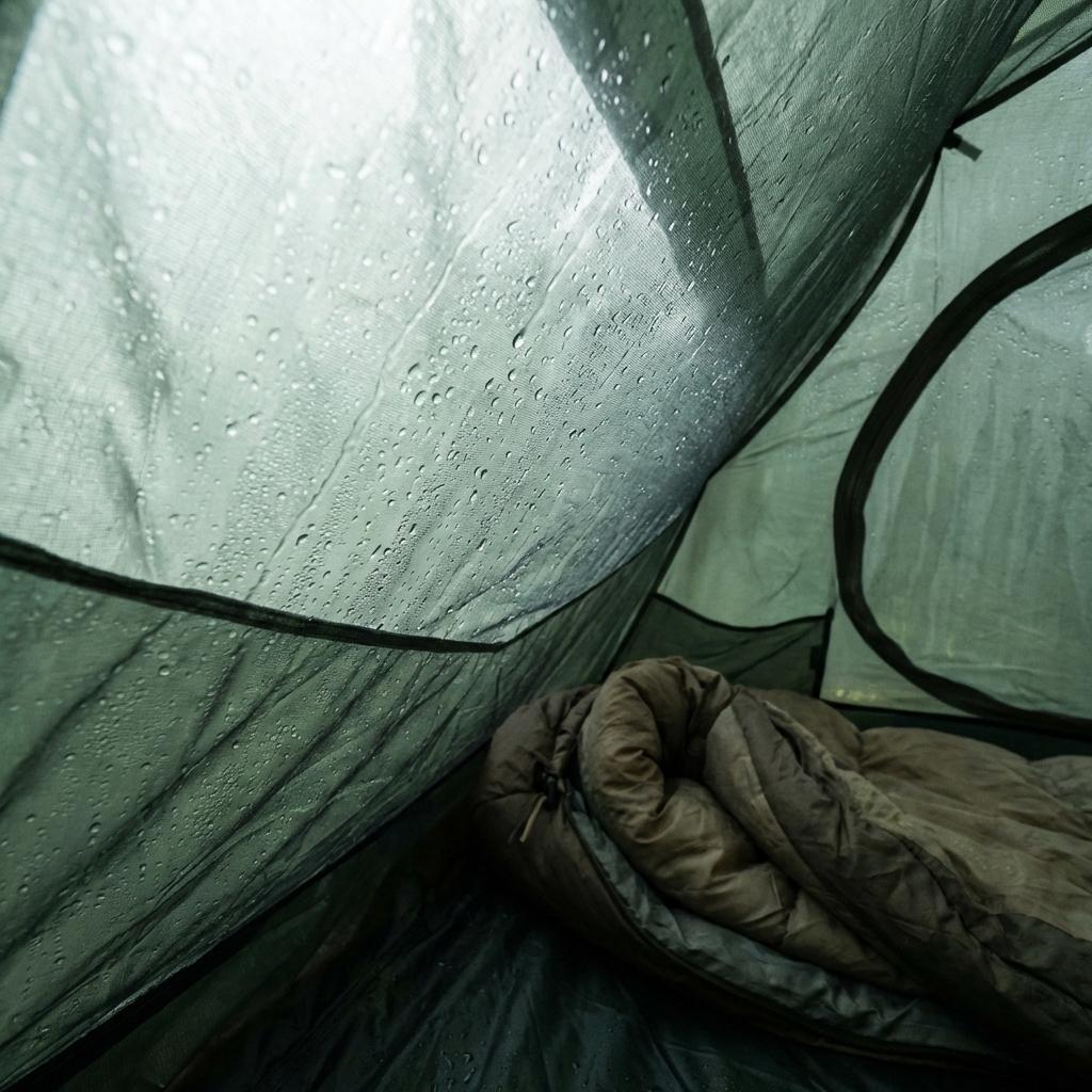 湿気が残るテント内幕